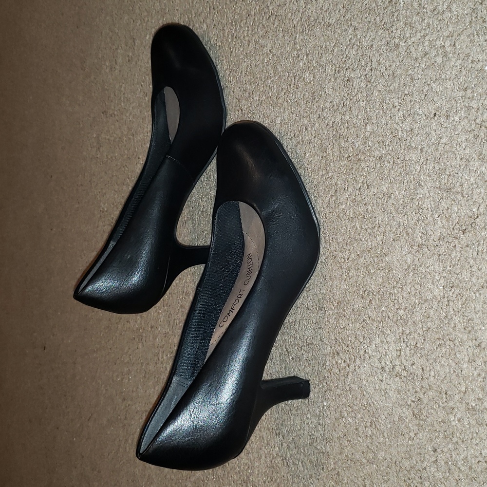 EUC JellyPop comfort cushion Cayla round toe black pumps 2 1/2" heels. Size 8